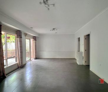 Spacious Three-Bedroom Townhouse with Lush Courtyard and Modern Com... - Photo 2