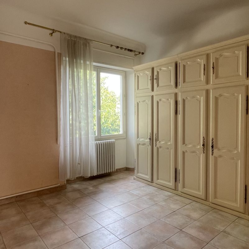 À louer Spacieux T4 de 99 m2 au calme absolu, proche centr - Photo 1