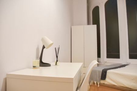 Carrer de Roger de Llúria, Barcelona, Catalonia 08037 - Photo 3