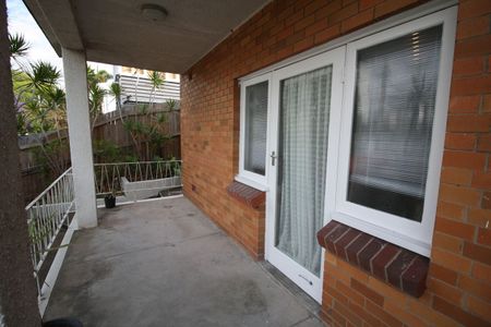 One Bedroom Unit - Superb Location! - Photo 3