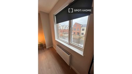 Room for rent in 5-bedroom house in Cherrywood, Dublin - Photo 4