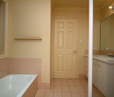 Comfortable Three Bedroom Family Home close to Robina Town Centre a... - Photo 5