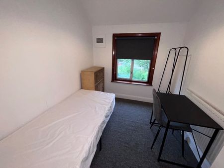 4 Bed Terraced House, Coombe Road, BN2 - Photo 2