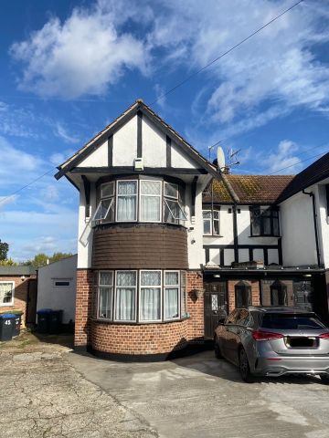 3 Bed Semi-Detached House, Steeplestone Close, N18 - Photo 4