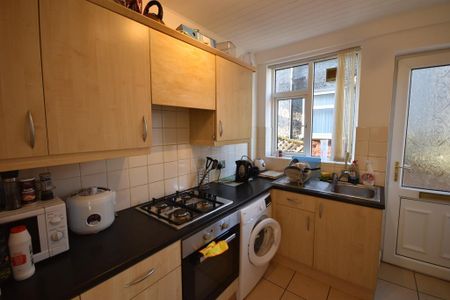 1 bedroom in a house share to rent - Photo 2