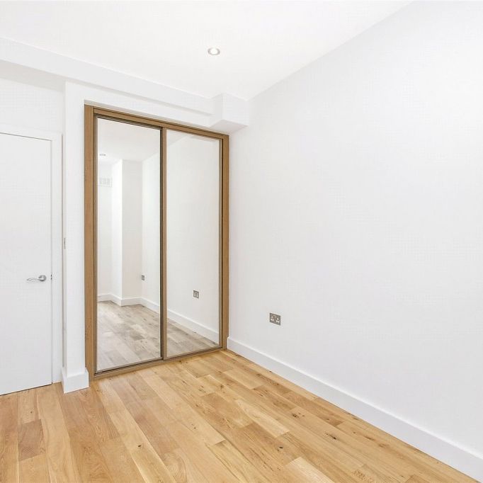 Clapham High Street, Clapham, SW4 - Photo 1