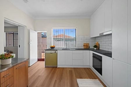 Renovated & Light Filled Three Bedroom Abode - Photo 4