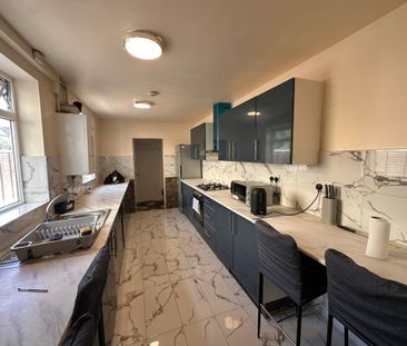 4 bedroom house, 3 en-suite rooms - Photo 5