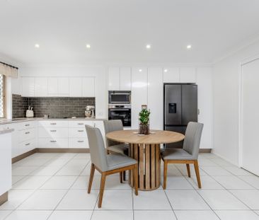 Stylish, 3 Bedroom Spacious Townhouse in sought after North Lakes. - Photo 5