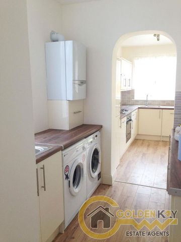 4 bedroom semi-detached house to rent - Photo 2