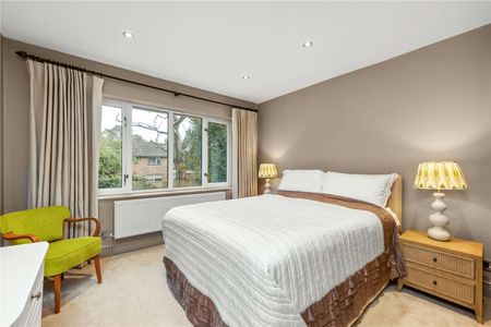 Set within a sought-after residential cul-de-sac, this impressive family home offers beautifully presented and versatile accommodation arranged over three floors. - Photo 4