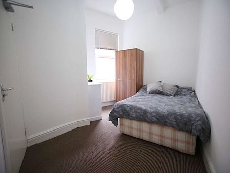 Sociable 6 bed flat in West Didsbury - Photo 3