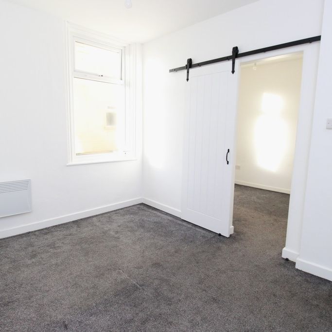 To Let 1 Bed Flat - Photo 1