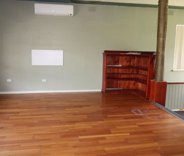 LARGE FAMILY LIVING OPPOSITE PARK - Photo 2