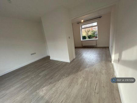 3 bedroom semi-detached house to rent - Photo 2