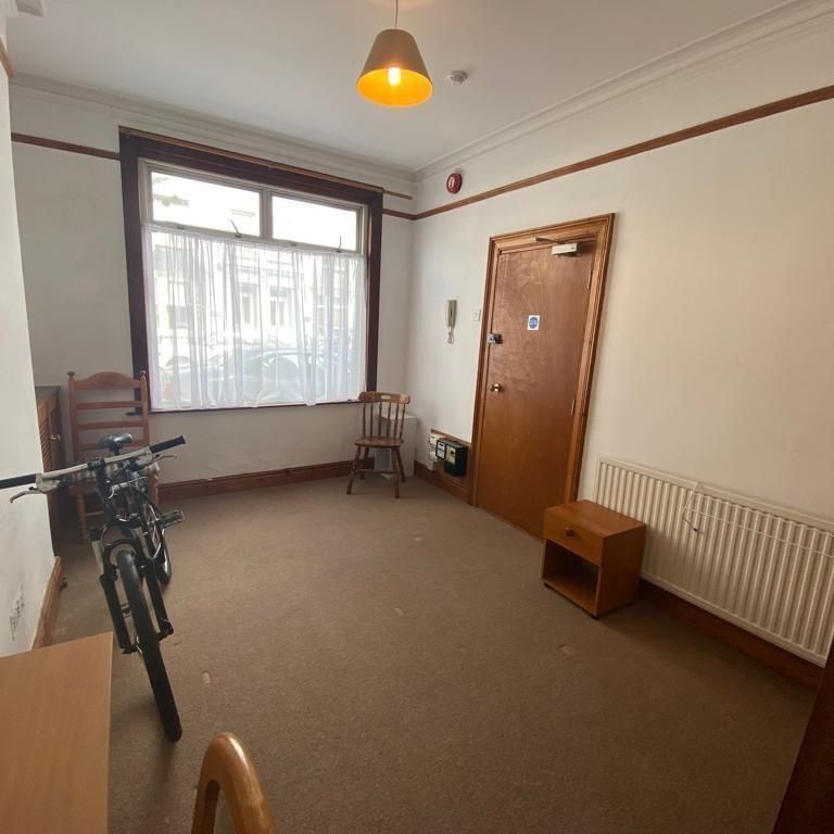 6 bedroom house to rent - Photo 1