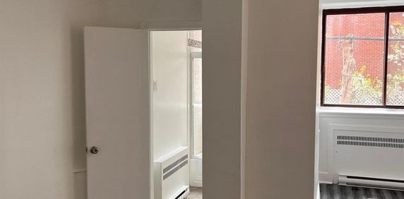 Montréal – Côte-des-Neiges – Place Lucy – Beautiful Studio for rent - Photo 2