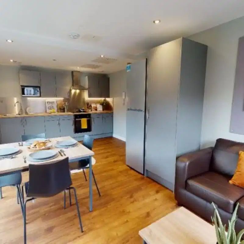 3-Bed Silver Apartment - Photo 1