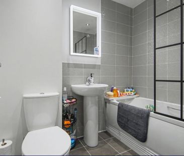 Stylish 2-Bed Home | High-Spec Finish & Parking in CV10 - Photo 6