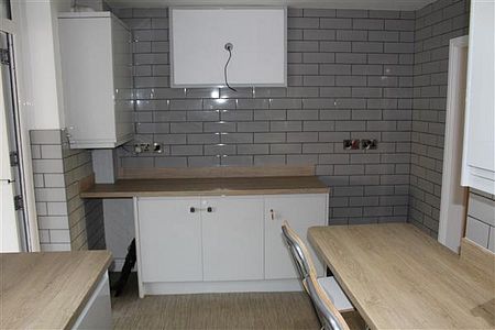 3 Bedroom End of Terrace House For Rent in Ashton Road West, Manchester - Photo 3