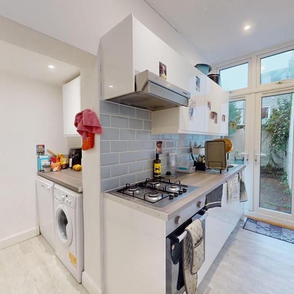 4 bedroom terraced house to rent - Photo 1