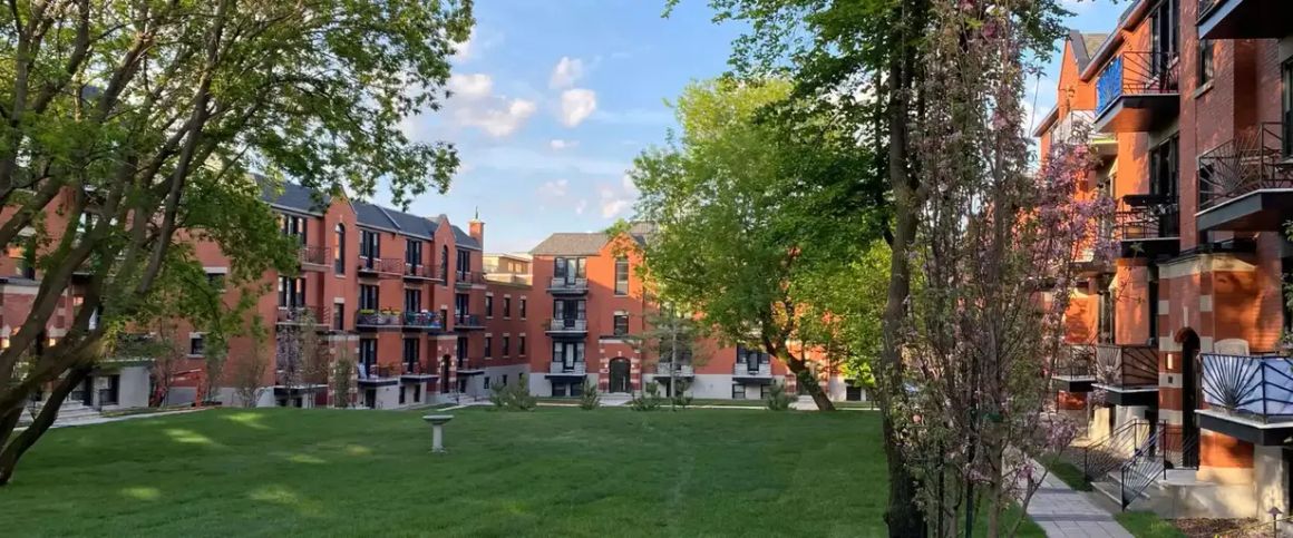 Jardins des Saules | 5530 Avenue Decelles, Montreal - Photo 1