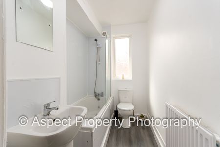 Modern & Stylish Living. Huge Rooms! CV31 - Photo 5