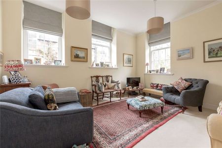 Charming Two-Bedroom Mews House in Sought-After Dean Park Mews - Photo 5
