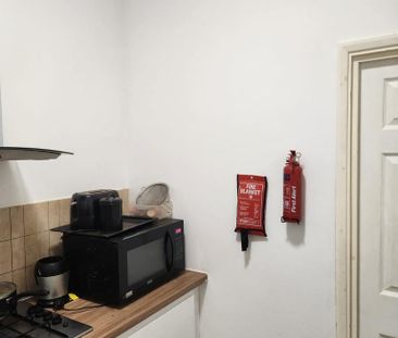 1 bedroom in a house share to rent - Photo 3