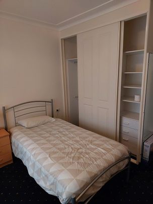 3-bedroom shared house, Market st - Photo 1