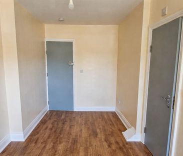 Strode Crescent, Sheerness ME12, London - Photo 4