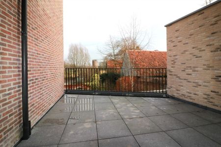 Heerlijk gelegen, groot terras, hoge plafonds, inbouwkasten, luxe - Photo 3