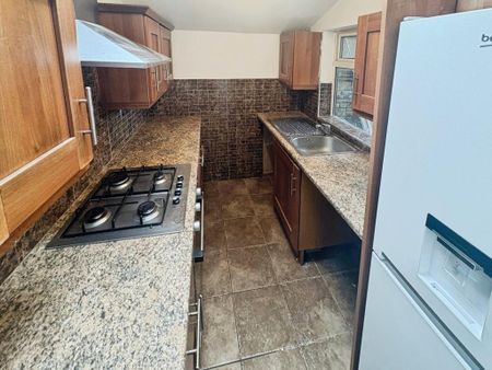 2 bedroom end of terrace house to rent - Photo 3