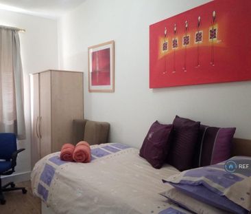 3 bedroom flat to rent - Photo 4