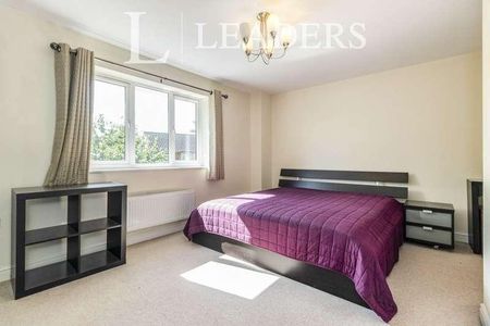 Fairwater Drive, Shepperton, TW17 - Photo 2