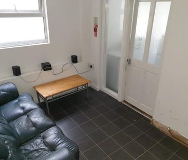 8 bedroom house of multiple occupation to rent - Photo 1