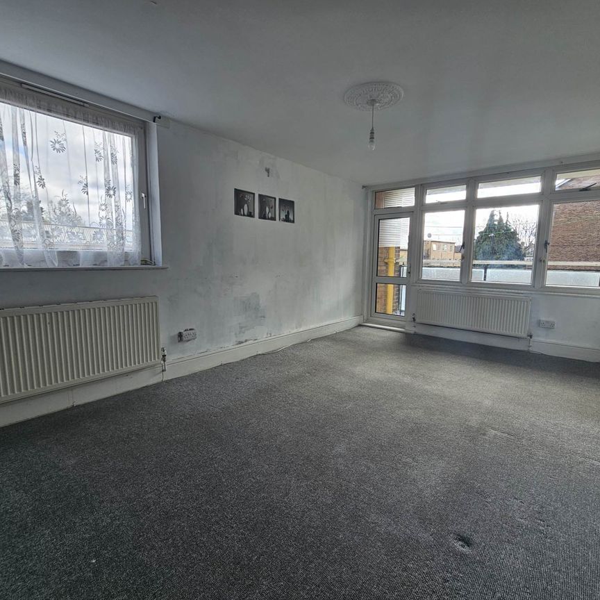 Price £1,900 pcm - Available Now - Part Furnished - Photo 1