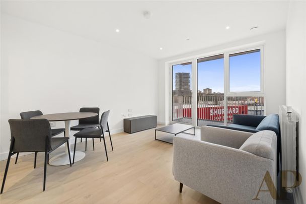 Langham Grove, Thamesmead - Photo 1