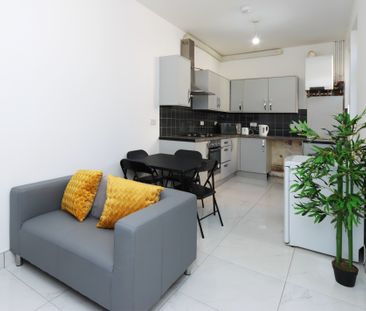 Beautiful rooms in shared house in Moseley - Photo 3