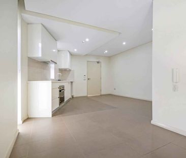 GROUND FLOOR STUDIO APARTMENT WITH A SUNDRENCHED COURTYARD - Photo 3