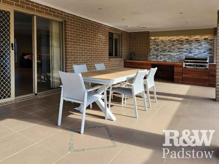 Spacious Modern Family Home in quiet street - Photo 3