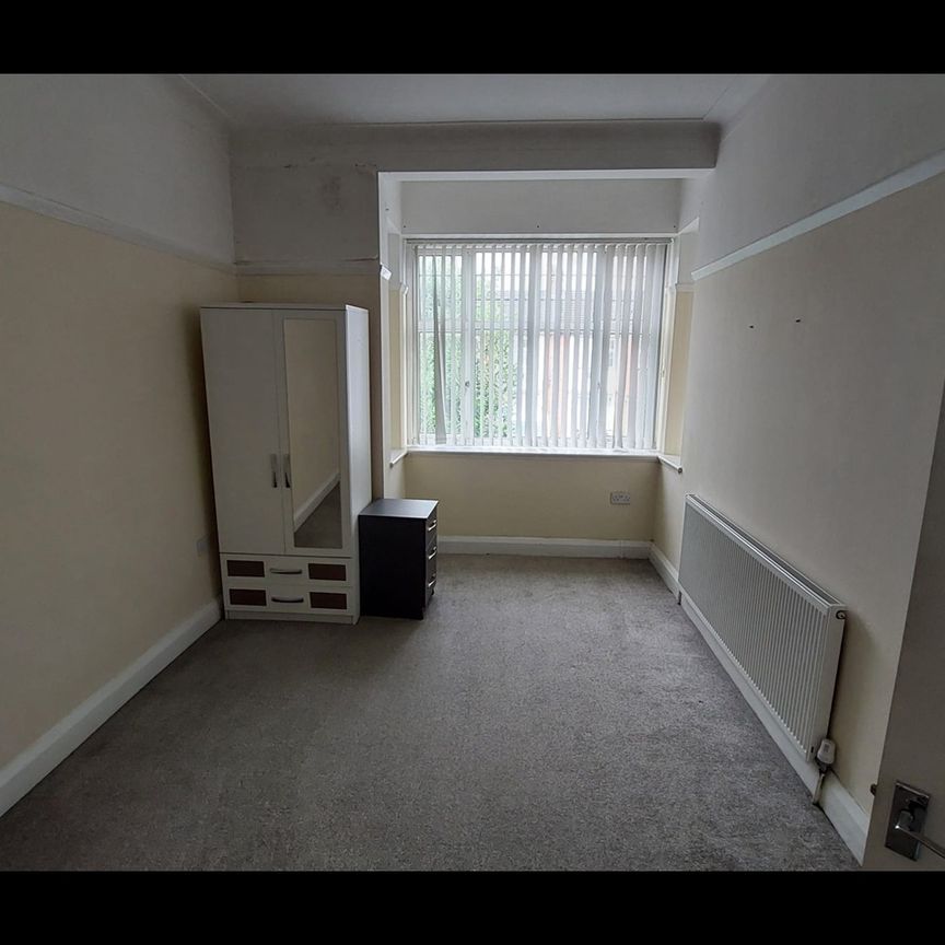 2 Bed Maisonette, Kildowan Road, IG3 - Photo 1