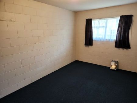 Two bedroom apartment in a handy location - Photo 3