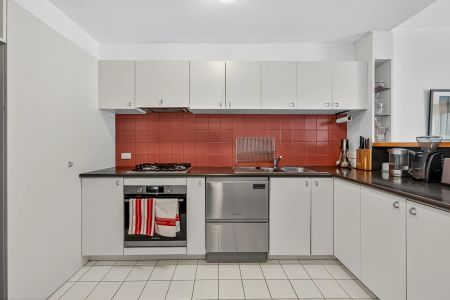 Stylish Top-Floor Apartment – Prime Location! - Photo 2
