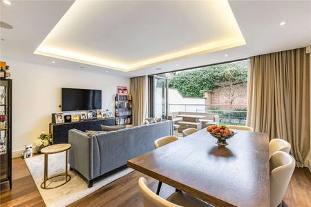Stunning, three bedroom family townhouse superbly located in the heart of Fulham, a short walk from Fulham Broadway underground station and all local amenities. - Photo 3