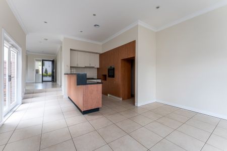 CONTEMPORARY COMFORT IN A TRANQUIL SETTING - Photo 3