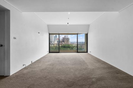 NORTH FACING HYDE PARK APARTMENT WITH HARBOUR VIEWS - Photo 5