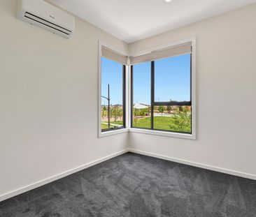 19 Rakia Lane, Fraser Rise VIC 3336 - Townhouse For Rent | Domain - Photo 3