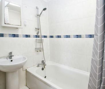 A lovely two bedroom garden flat. 6 months only! - Photo 3
