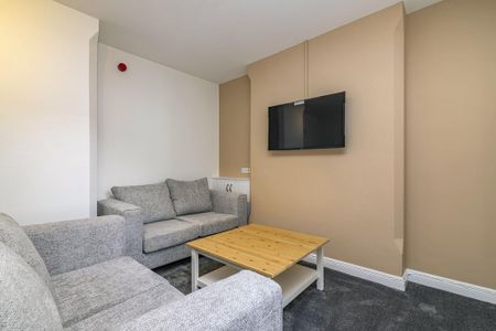 4 bedroom flat to rent - Photo 2